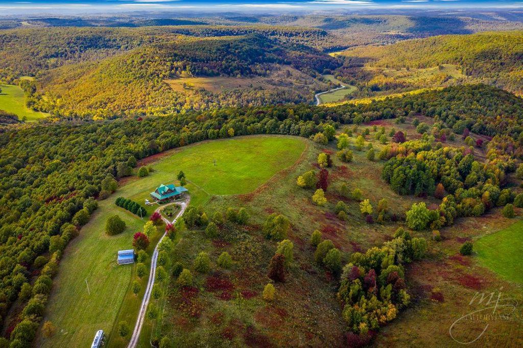 Lodge at OZK Ranch- Incredible mountaintop cabin with hot tub and views - Housity