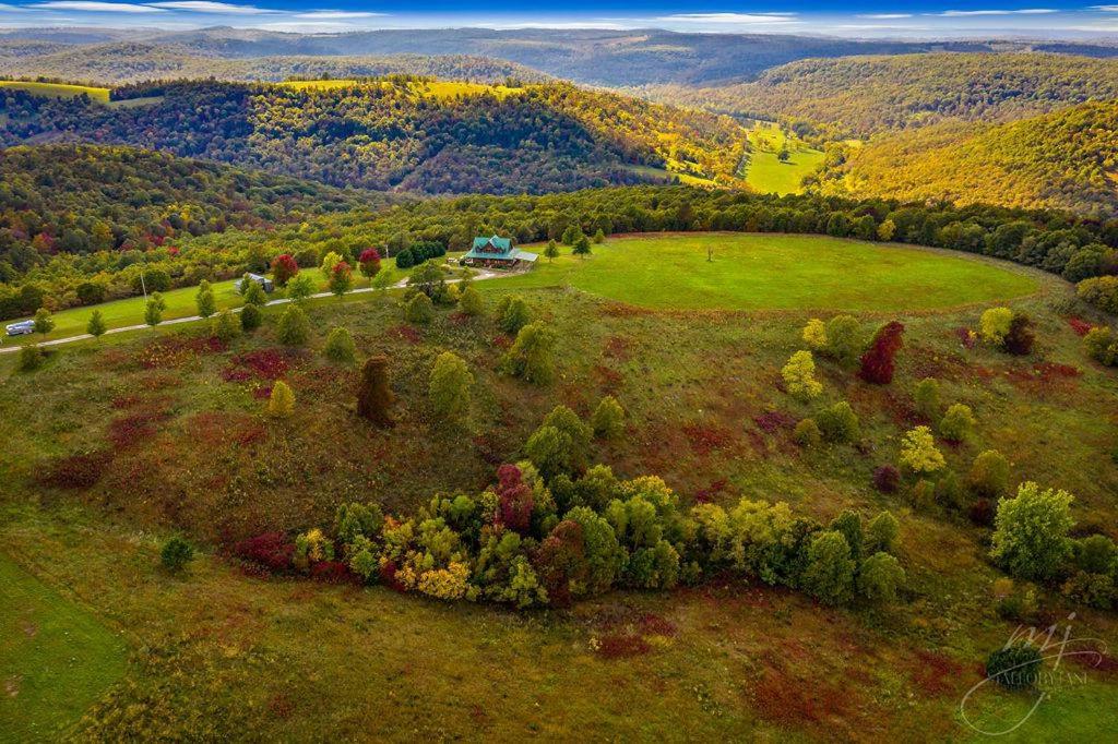 Lodge at OZK Ranch- Incredible mountaintop cabin with hot tub and views - Housity