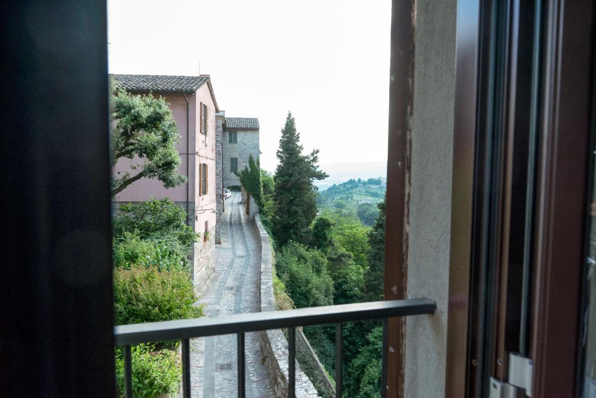 House in Central Todi with Sensational Views of Surrounding Countryside - Housity