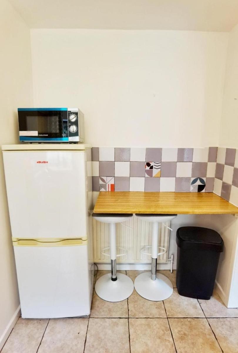 5 bedroomed house available for guests and contractors Wifi Parking - Housity