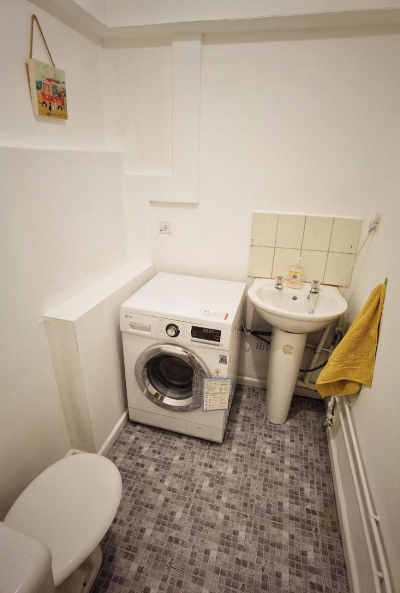 5 bedroomed house available for guests and contractors Wifi Parking - Housity