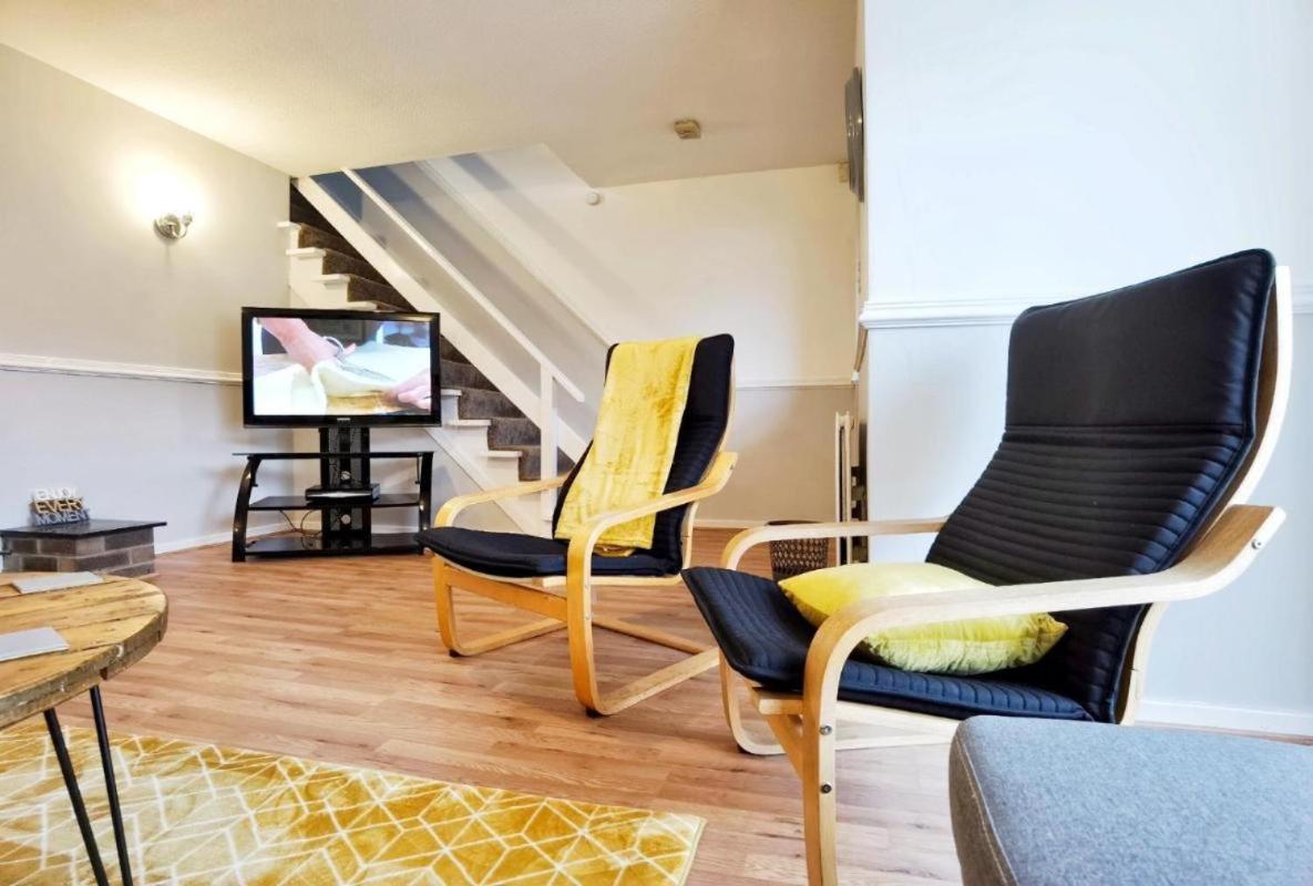 5 bedroomed house available for guests and contractors Wifi Parking - Housity