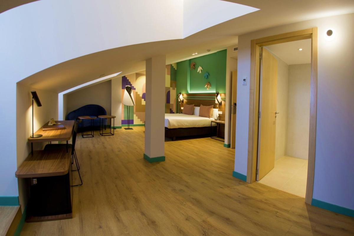 Hotel Plaza De La Paz - Housity