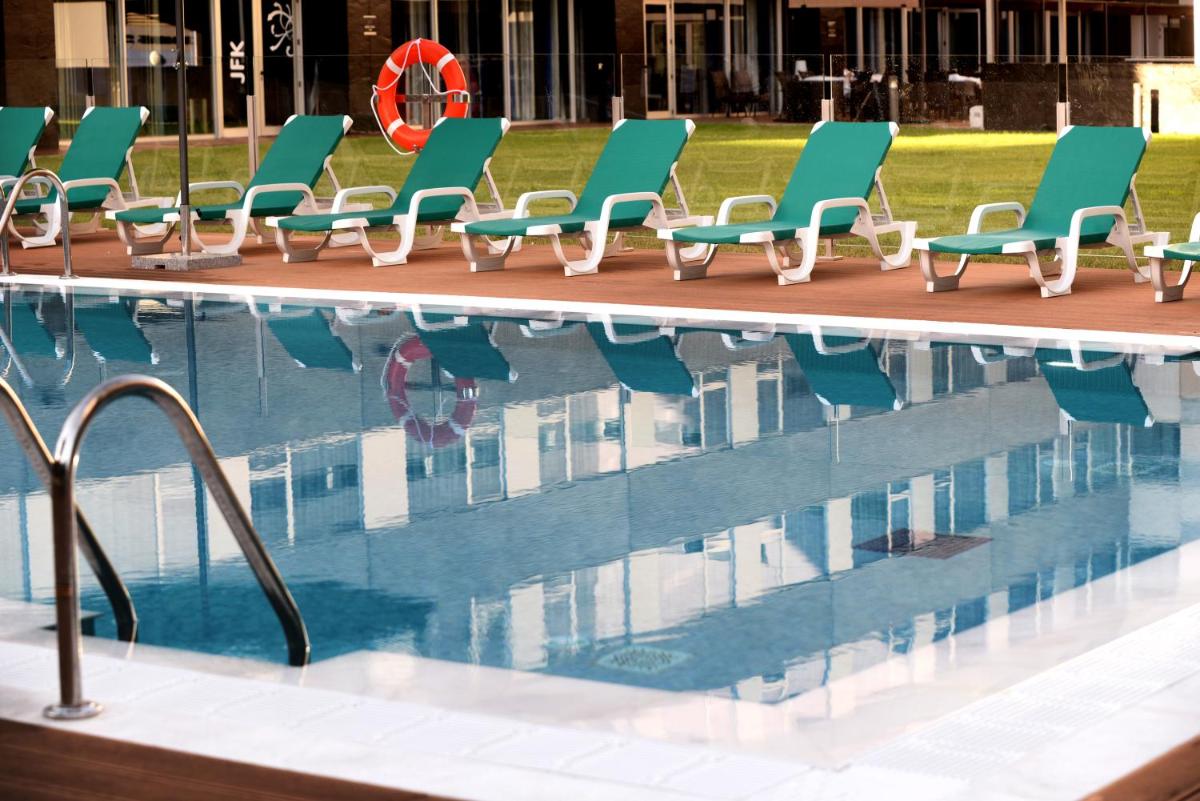 Piscina en o cerca de Axor Barajas
