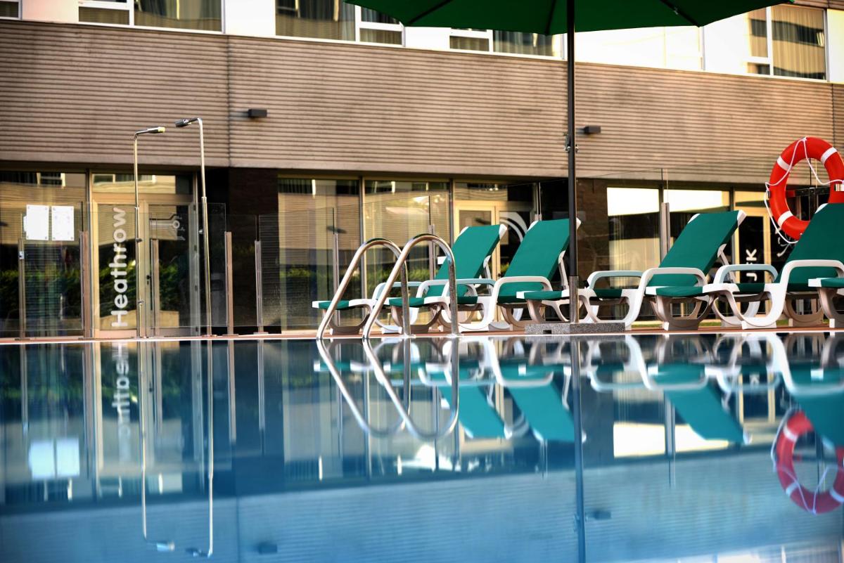 Piscina en o cerca de Axor Barajas