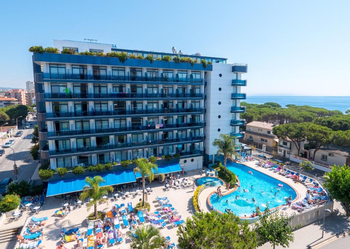 Una vista aérea de un hotel con piscina. en Hotel Blaucel, en Blanes