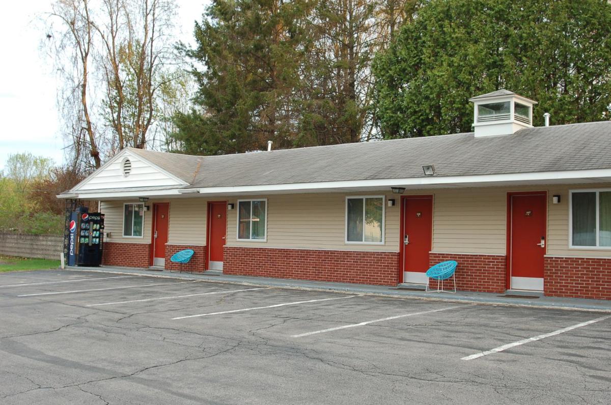 BLUE SKY INN Glens Falls-Saratoga-Lake George - Housity