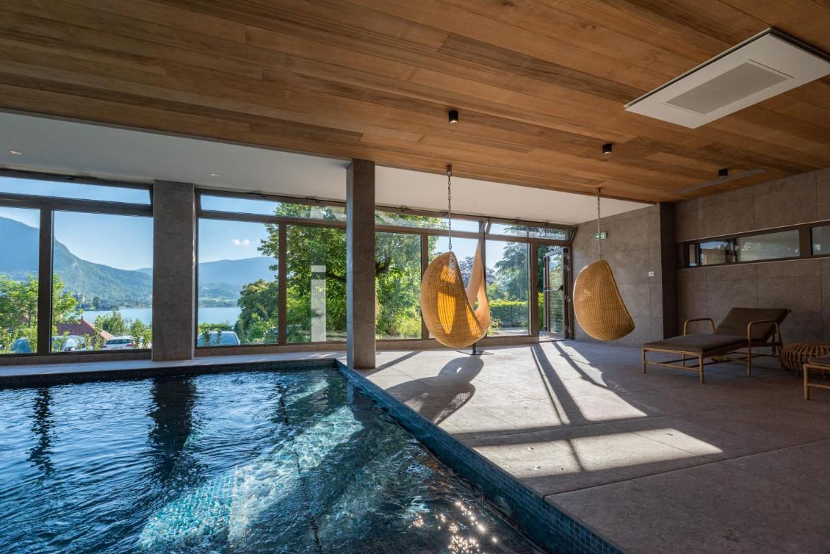 Piscine de l'établissement Hôtel Beau Site Talloires B SPA ou située à proximité