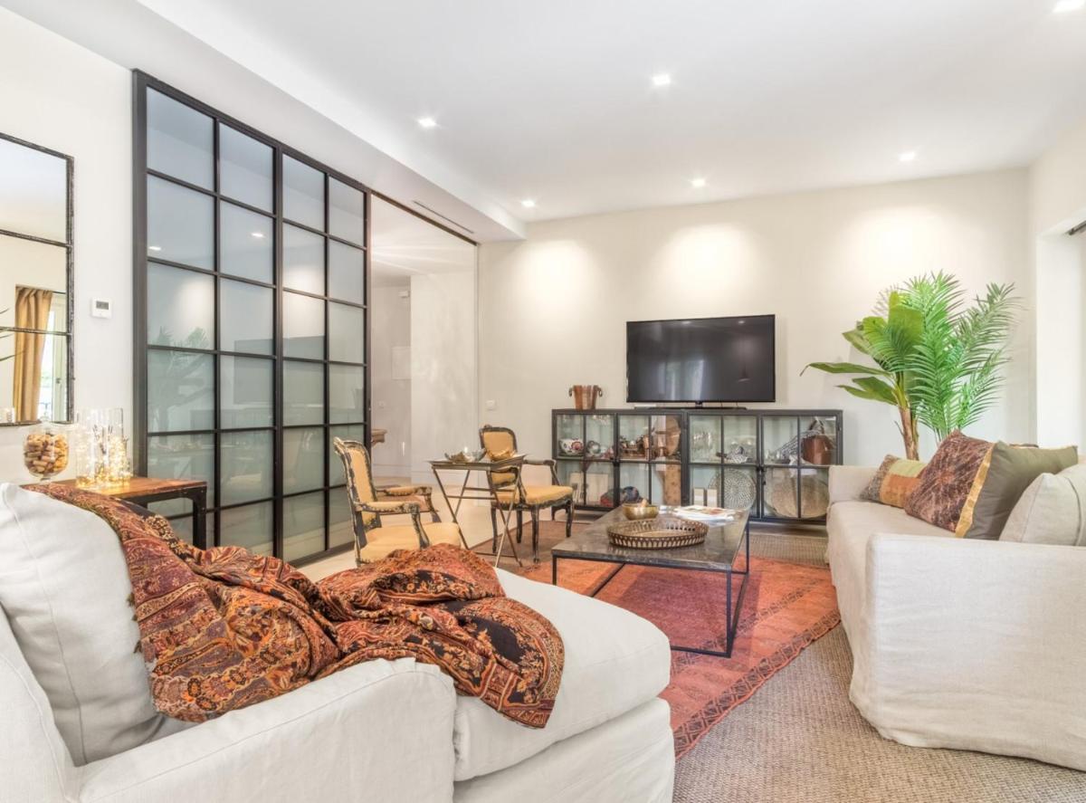 Luxury 2-Bedroom Apartment in Barrio de Salamanca, Villanueva VI - Hizvo