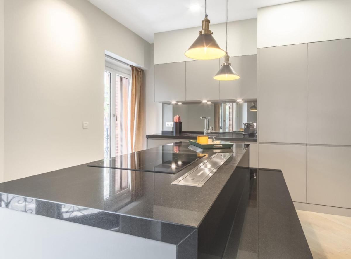 Luxury 2-Bedroom Apartment in Barrio de Salamanca, Villanueva VI - Hizvo