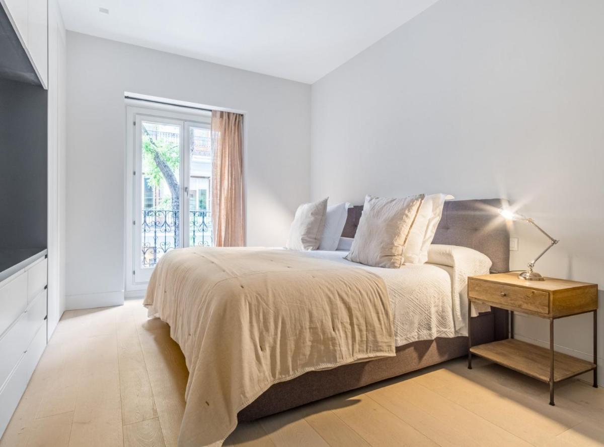 Luxury 2-Bedroom Apartment in Barrio de Salamanca, Villanueva VI - Hizvo
