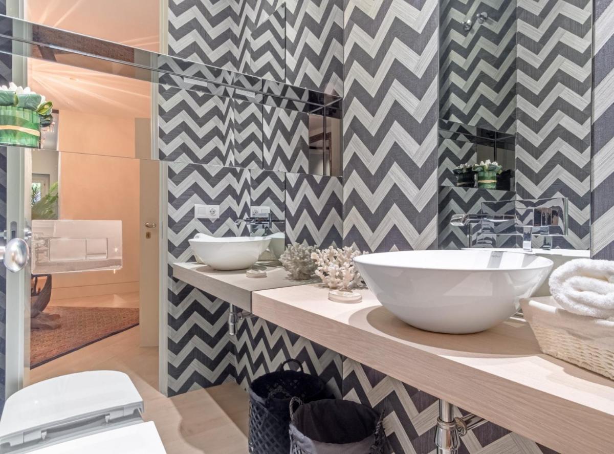 Luxury 2-Bedroom Apartment in Barrio de Salamanca, Villanueva VI - Hizvo