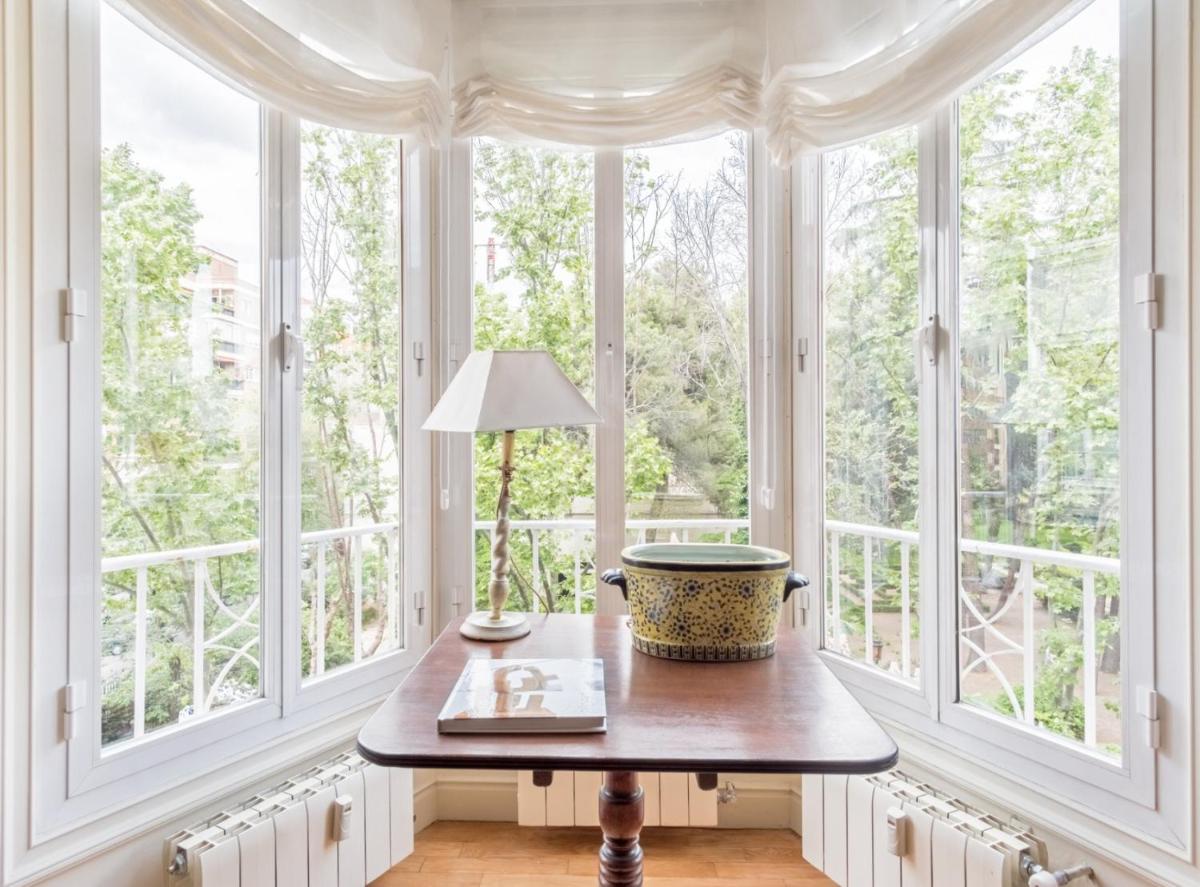 Elegant 3-Bedroom Apartment in Exclusive Barrio Salamanca Stylish & Spacious, Padilla III - Housity