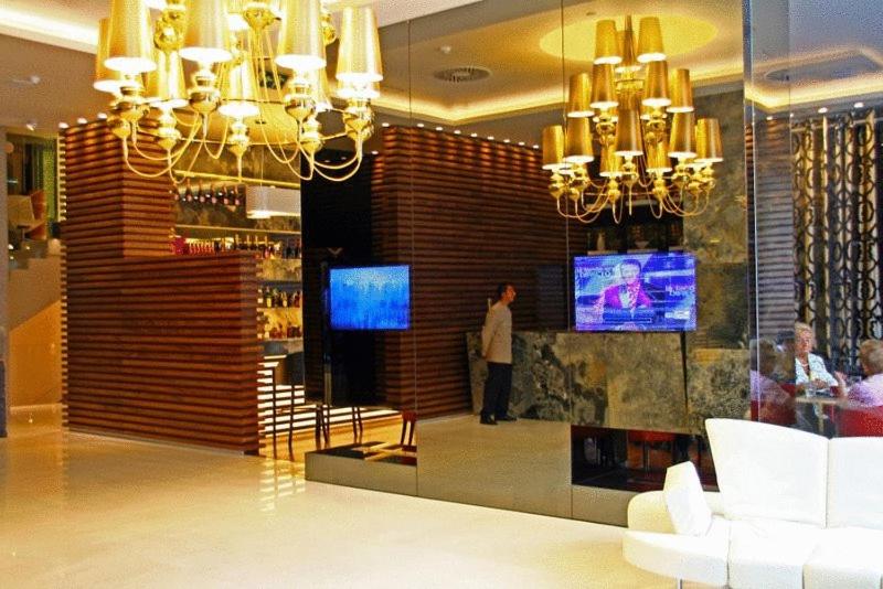 Una televisión o centro de entretenimiento en Gran Hotel Nagari Boutique & Spa