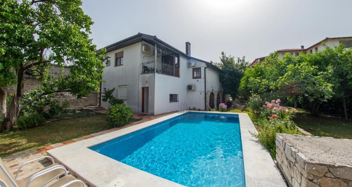 Gorgeous Hideout - Housity
