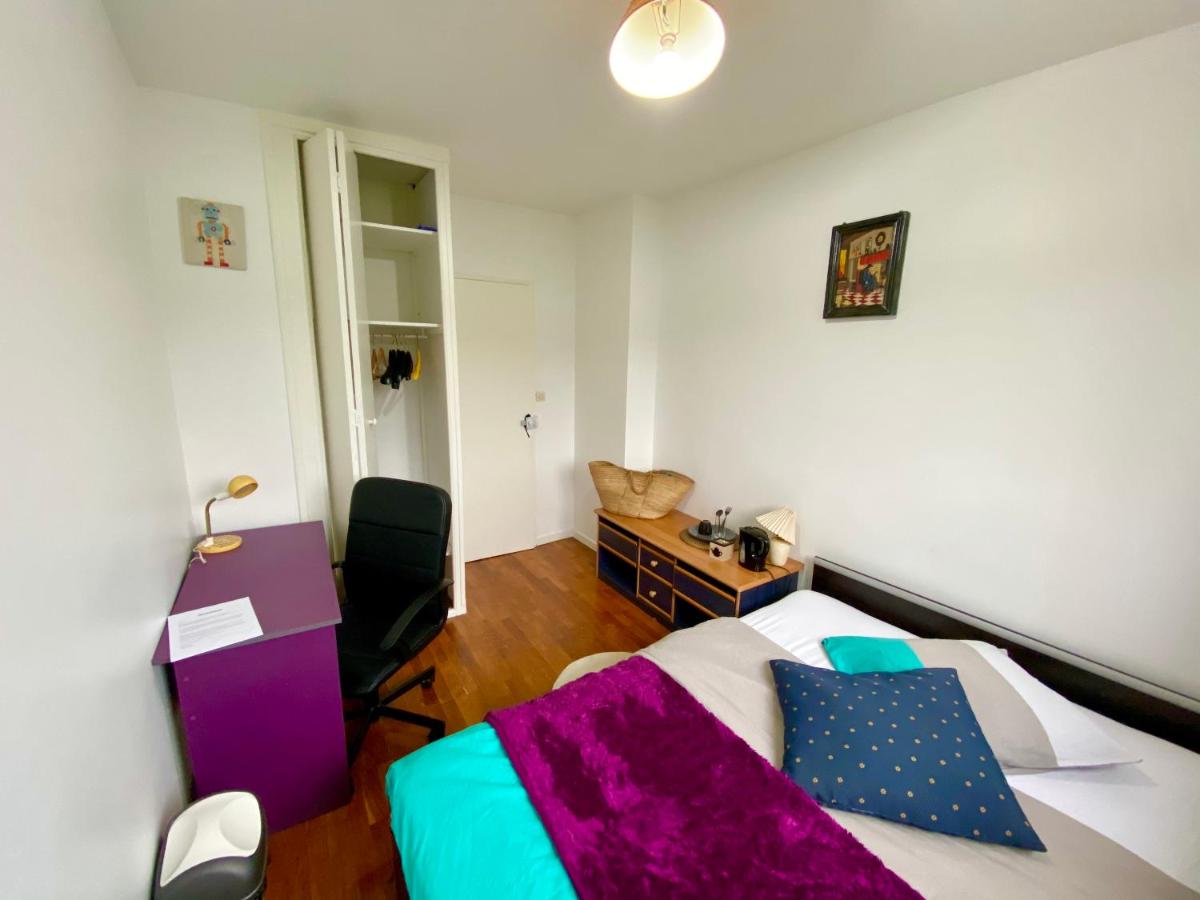 Bedroom in a house/ Chambre dans une Maison - Housity