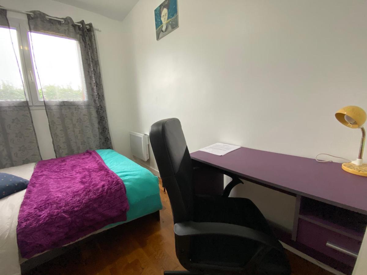 Bedroom in a house/ Chambre dans une Maison - Housity
