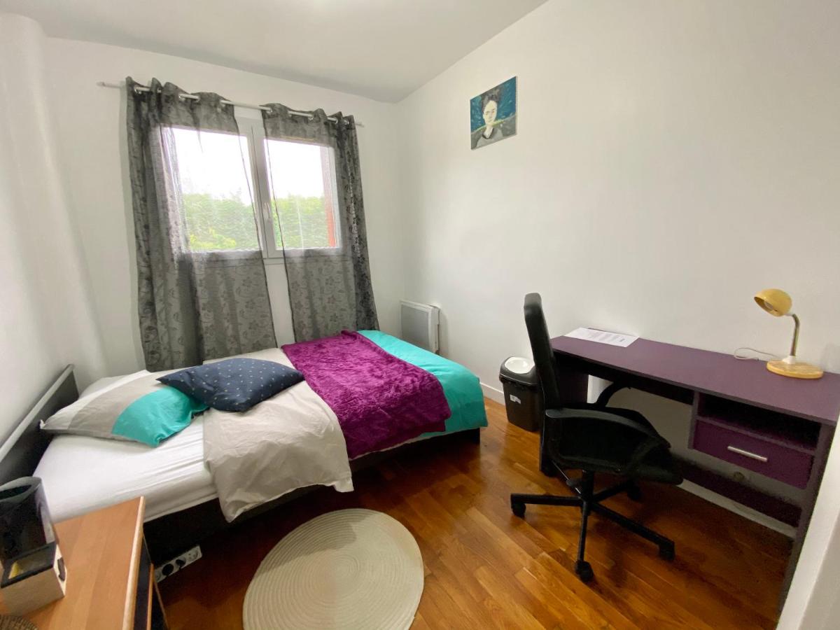 Bedroom in a house/ Chambre dans une Maison - Housity