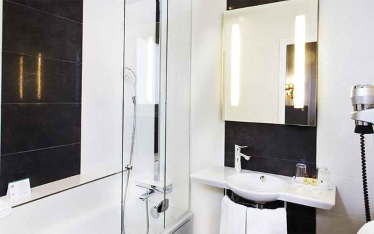 Salle de bains dans l'établissement Hôtel Saint-Pétersbourg Opéra & Spa