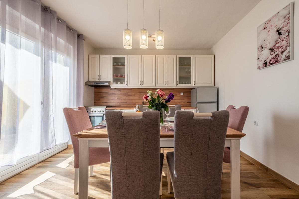 Little House By the Sea - Housity