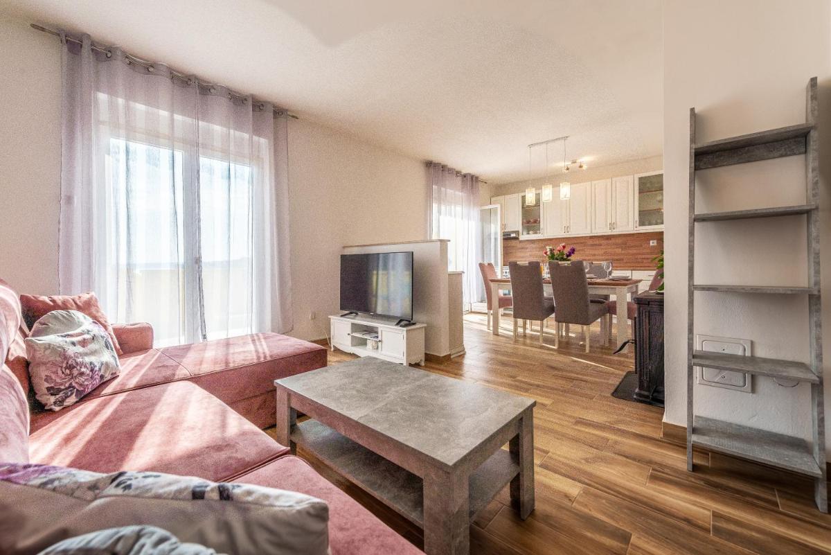 Little House By the Sea - Housity