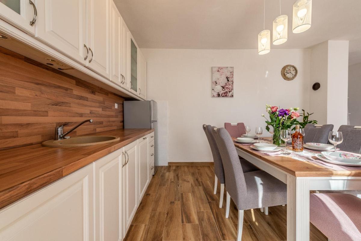 Little House By the Sea - Housity