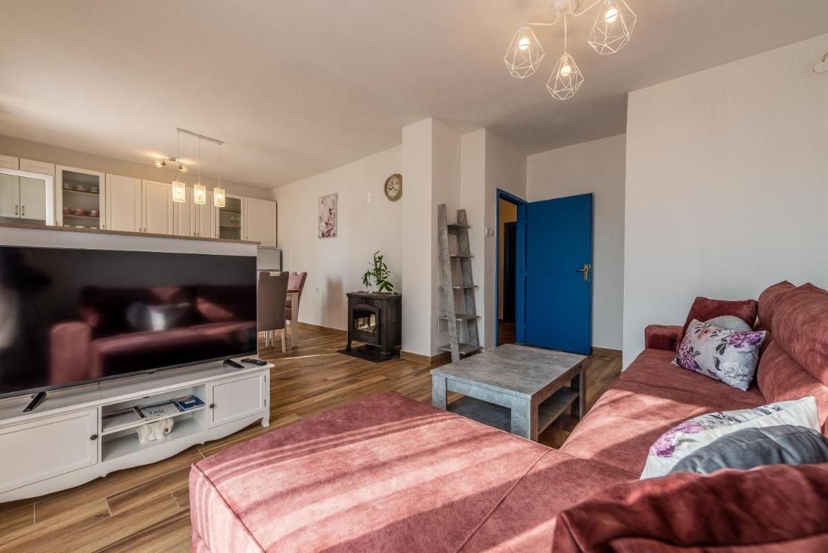 Little House By the Sea - Housity