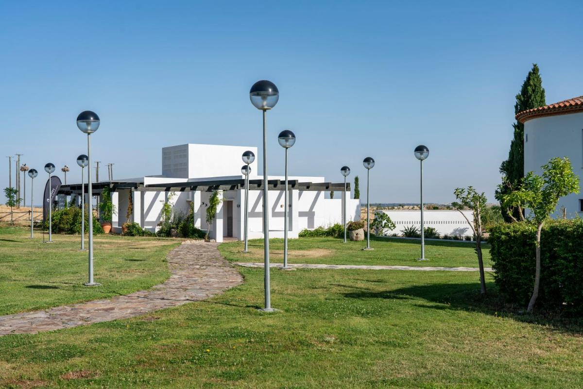 Jardín al aire libre en Hospes Palacio de Arenales & Spa