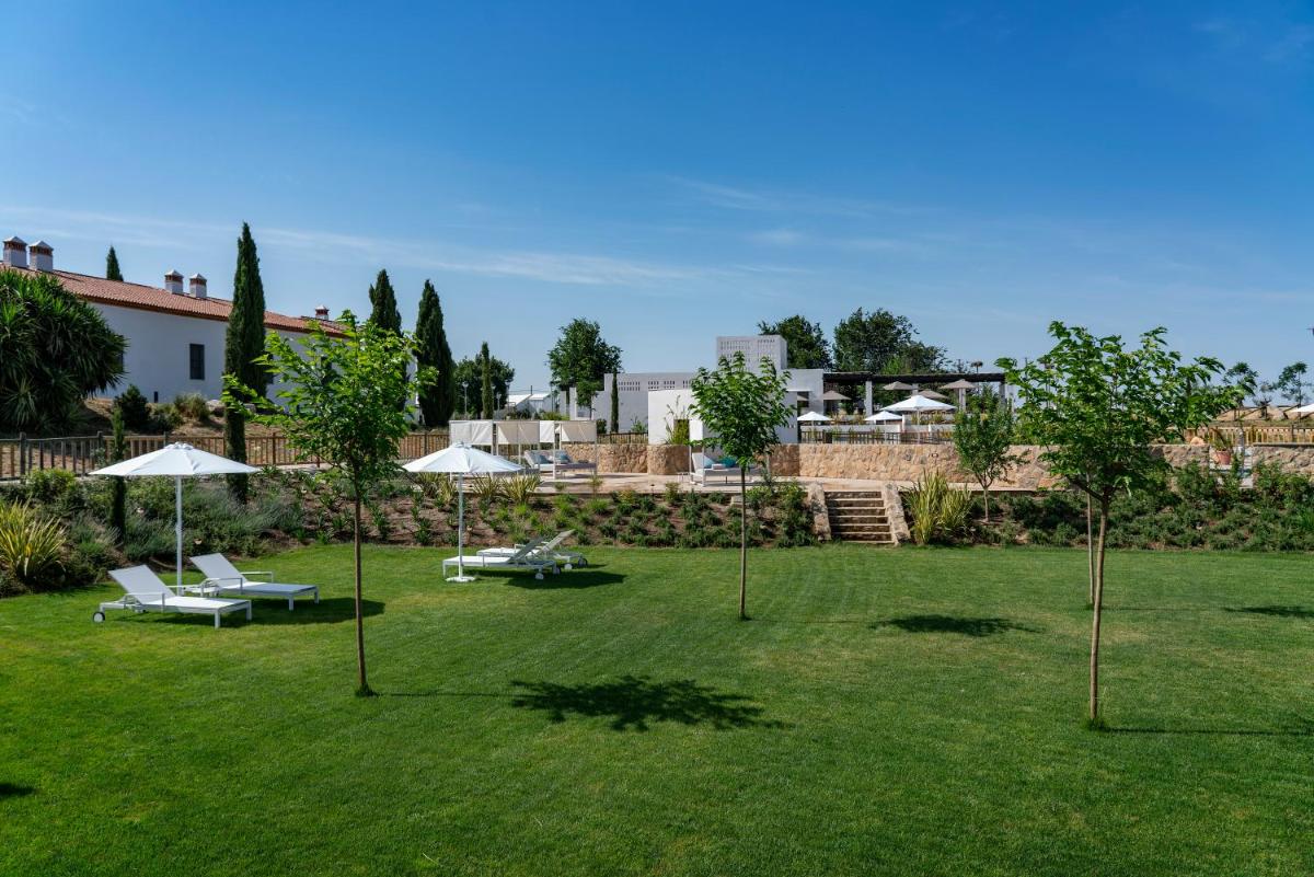Jardín al aire libre en Hospes Palacio de Arenales & Spa