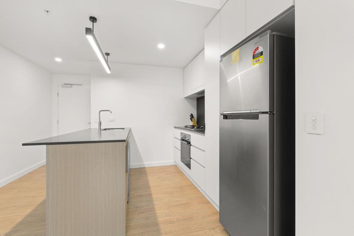 KOZYGURU SOUTH BRISBANE KOZY 2 BEDROOMS APT + FREE PARKING BRISBANE ONE QSB001-1203 - Housity