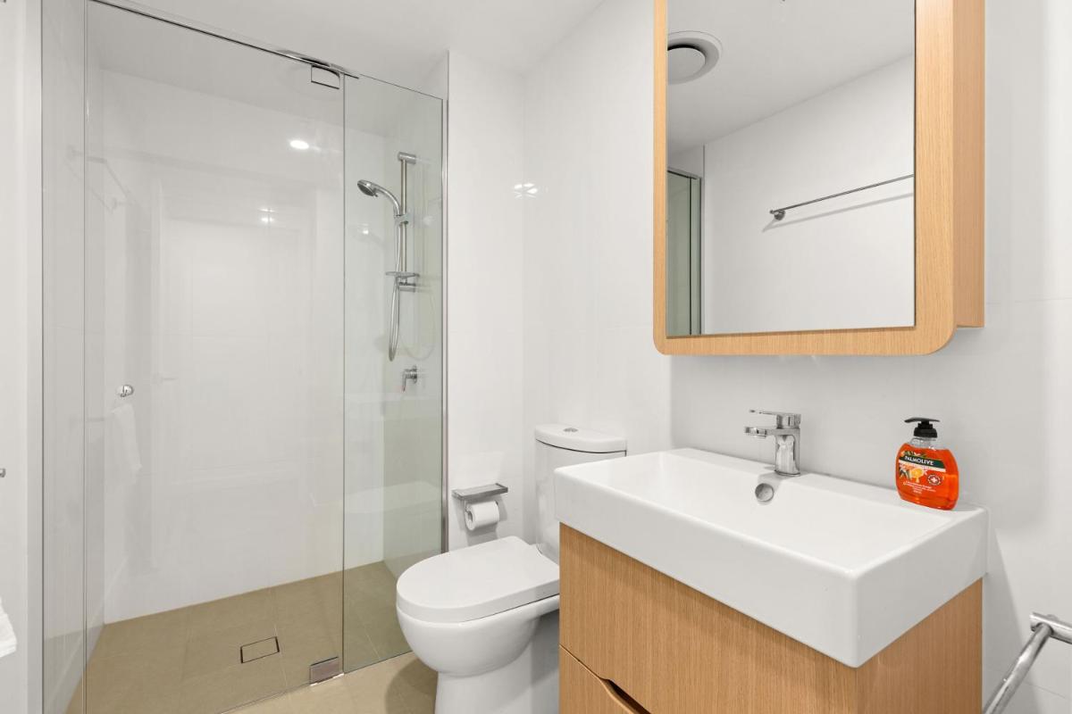 KOZYGURU SOUTH BRISBANE KOZY 2 BEDROOMS APT + FREE PARKING BRISBANE ONE QSB001-1203 - Housity