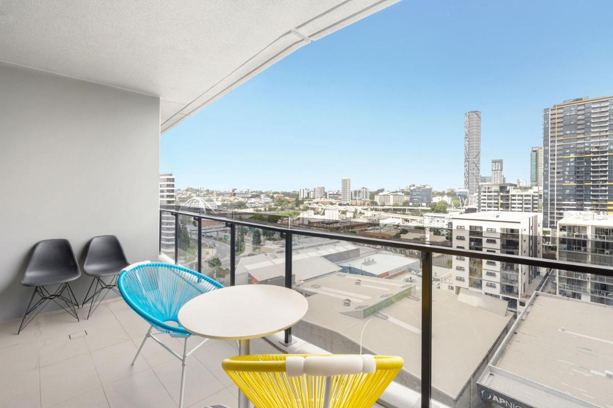 KOZYGURU SOUTH BRISBANE KOZY 2 BEDROOMS APT + FREE PARKING BRISBANE ONE QSB001-1203 - Housity