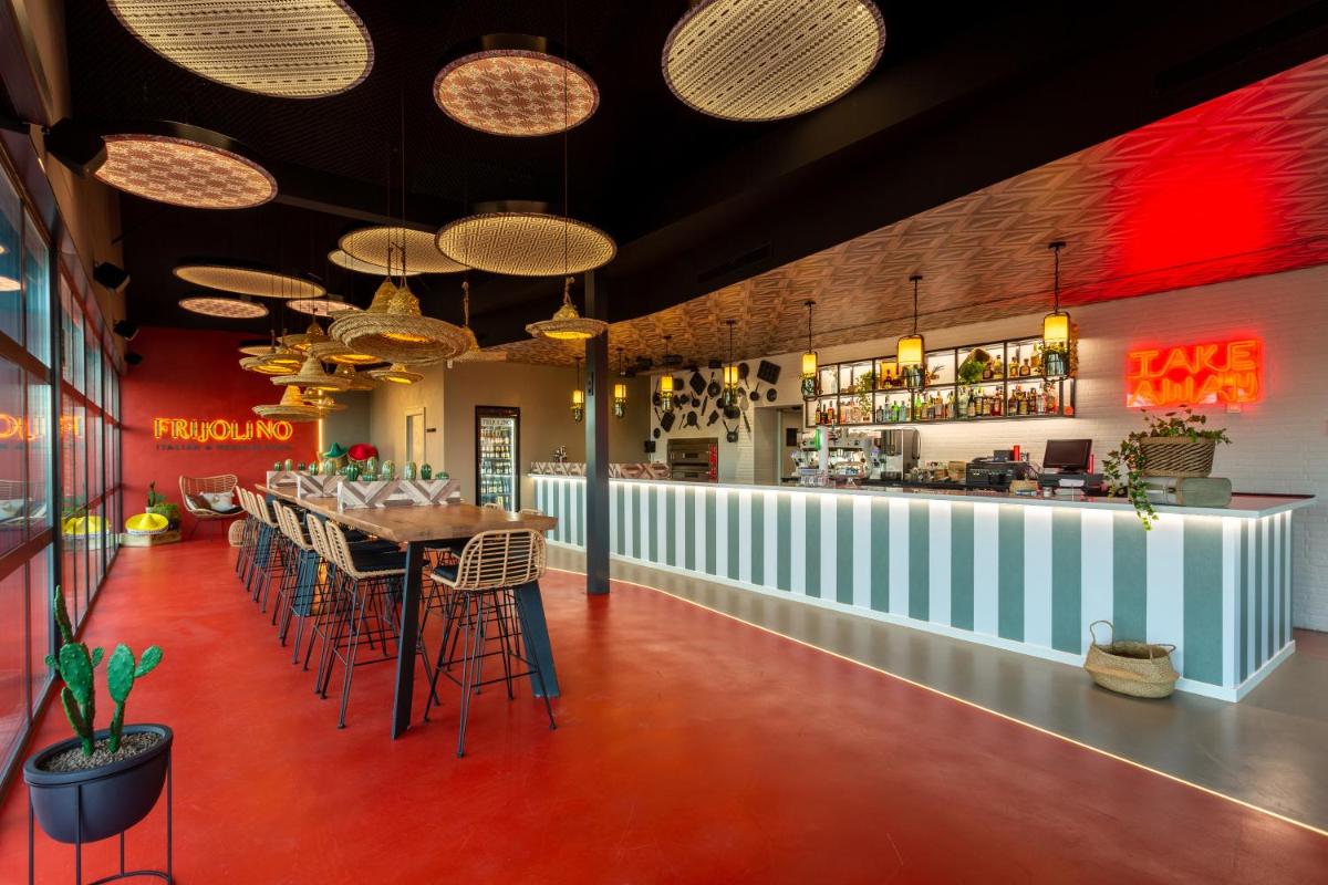 El salón o zona de bar de La Finca Resort