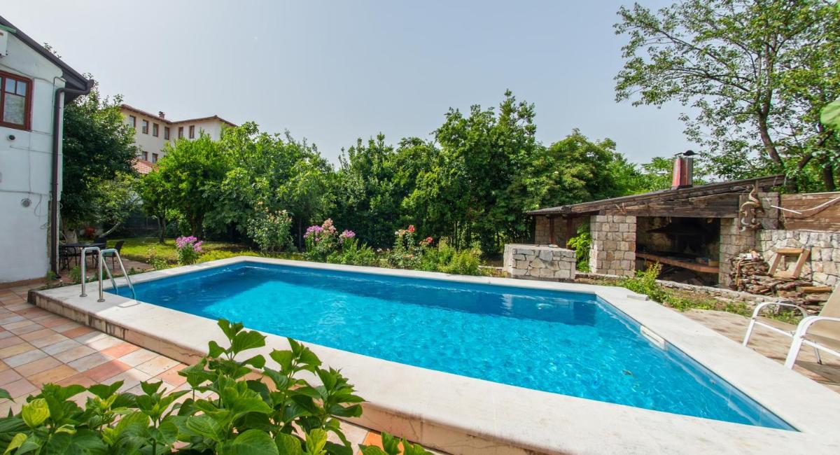 Gorgeous Hideout - Housity
