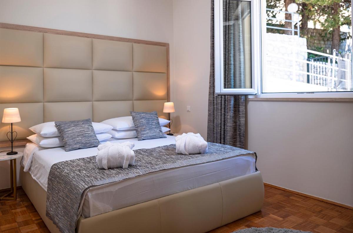 5 Bedroom Villa with Private Pool - Housity