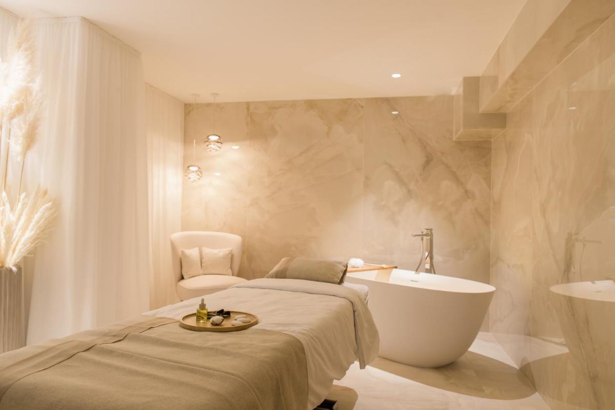 Salle de bains dans l'établissement Hôtel Marinca & Spa