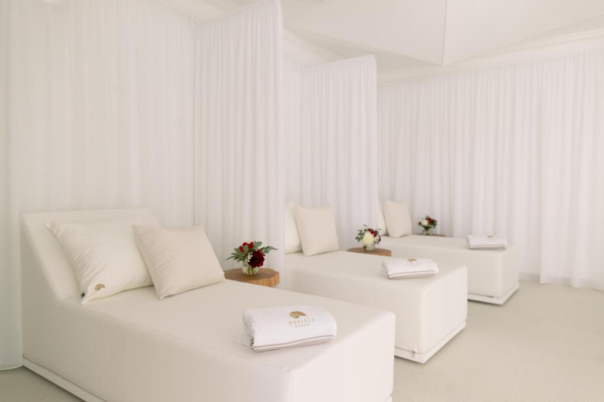 Coin salon dans l'établissement Hôtel Marinca & Spa