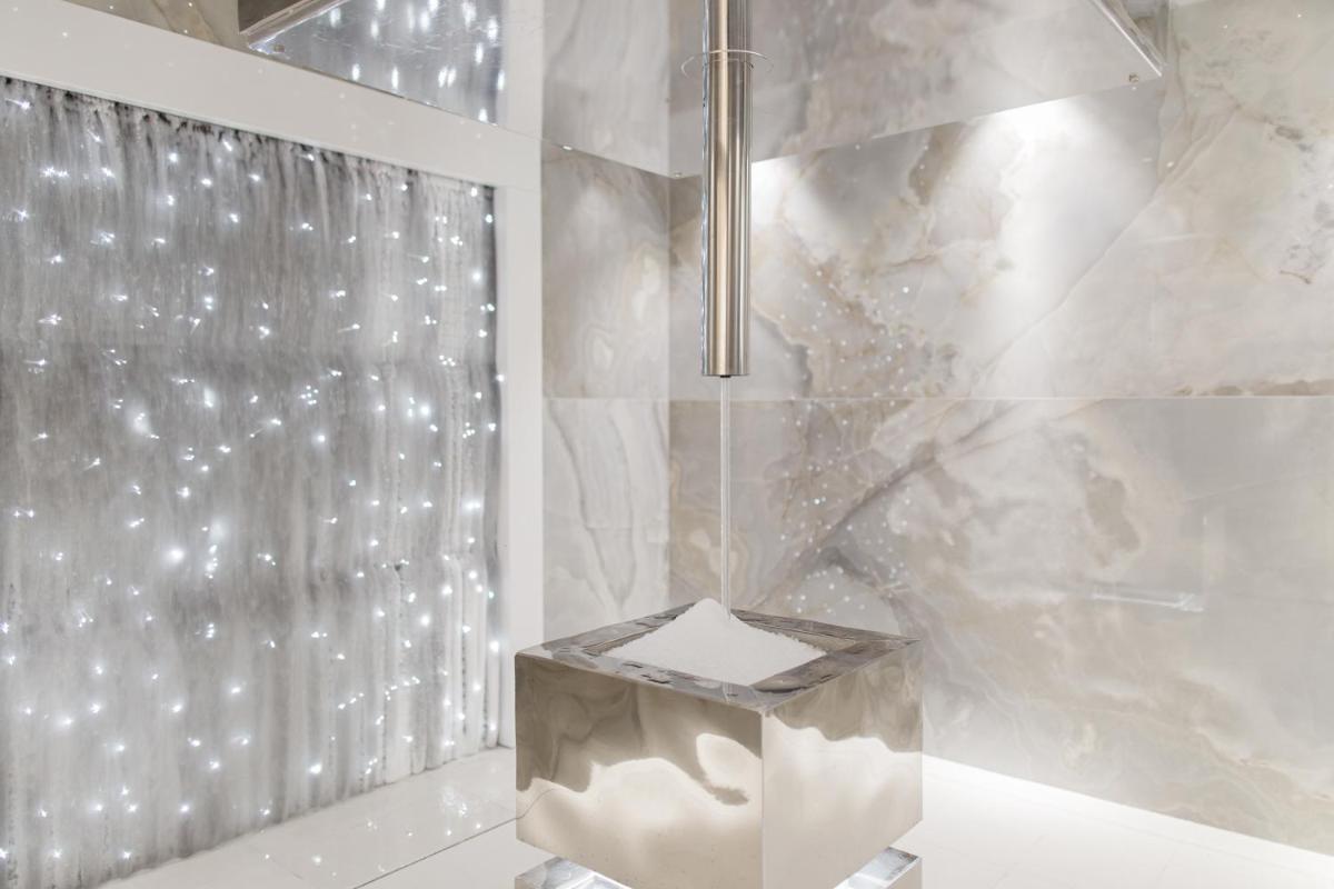 Salle de bains dans l'établissement Hôtel Marinca & Spa