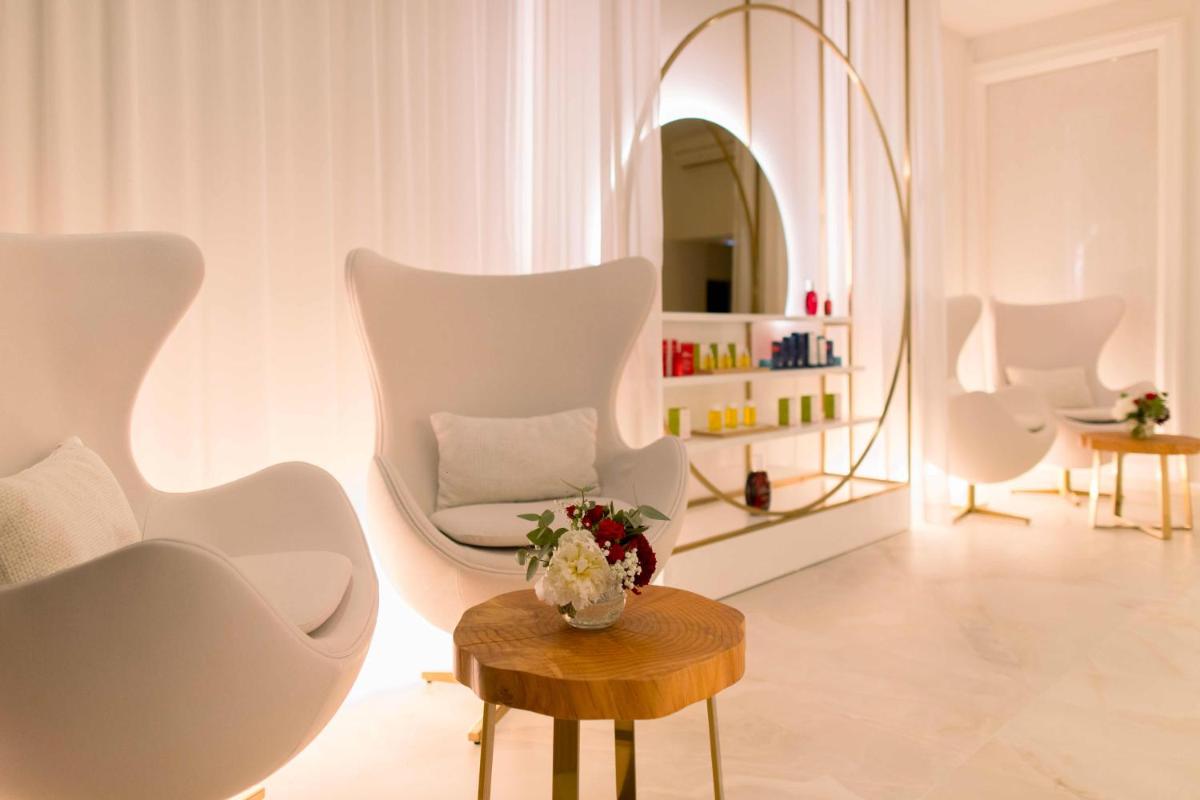Coin salon dans l'établissement Hôtel Marinca & Spa