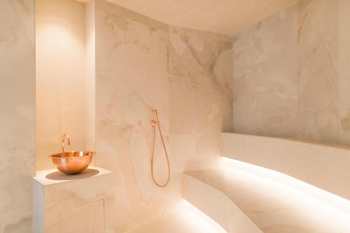 Salle de bains dans l'établissement Hôtel Marinca & Spa