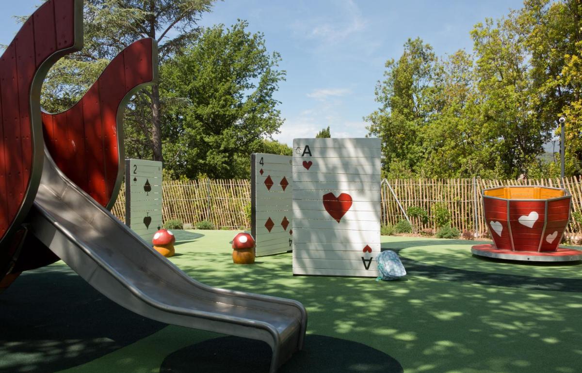 Aire de jeux pour enfants de l'établissement Domaine du Mas De Pierre