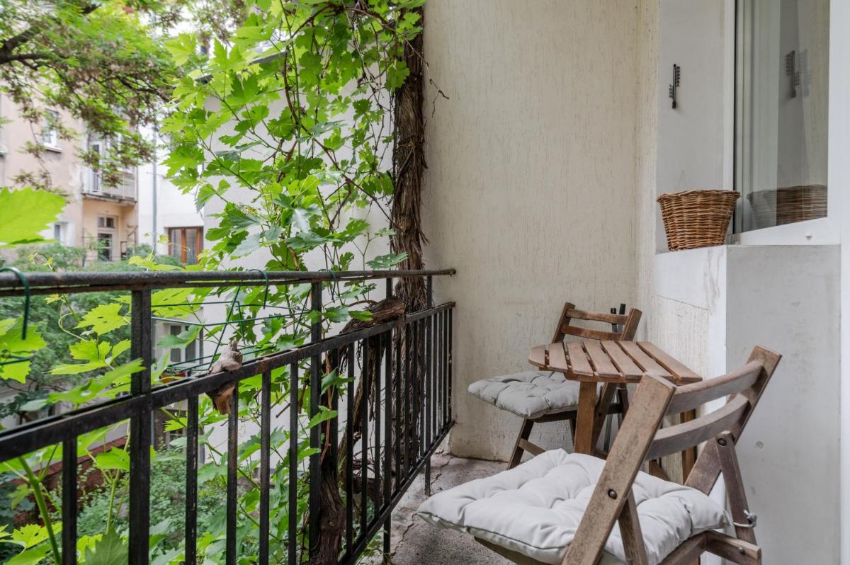 That 70's Apartment ~ Top Center with Balcony - Housity