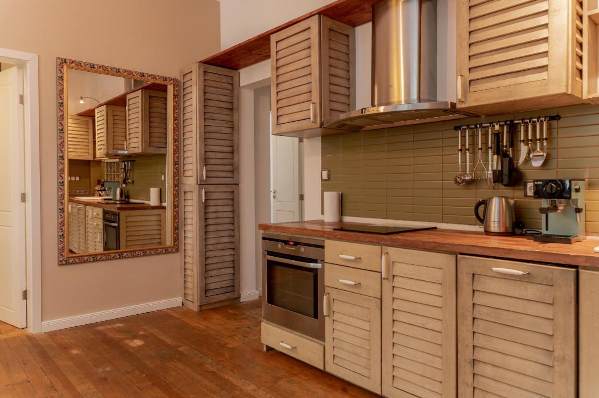 That 70's Apartment ~ Top Center with Balcony - Housity