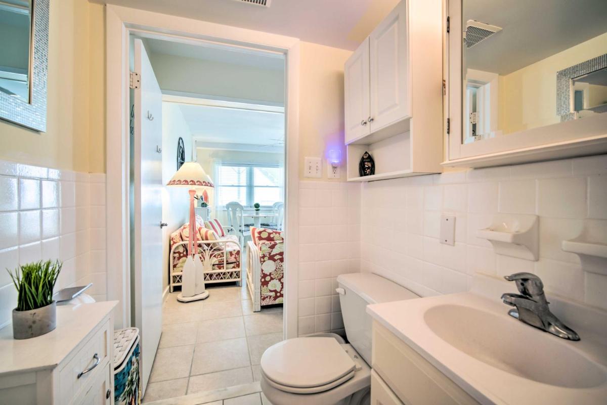 Charming Oceanfront Condo, Walk to Wildwood Beach - Housity