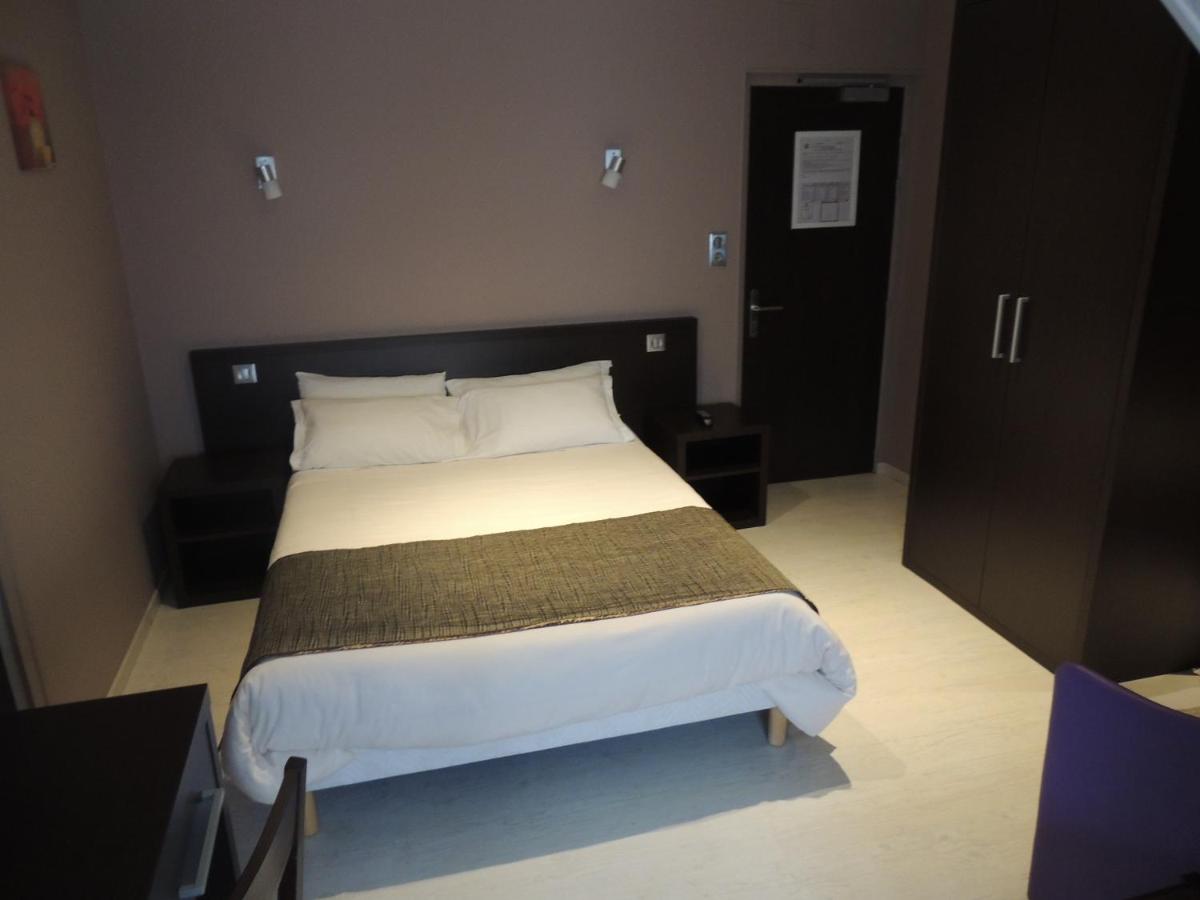 Un ou plusieurs lits dans un hébergement de l'établissement Logis Central Hôtel - Restaurant & Spa