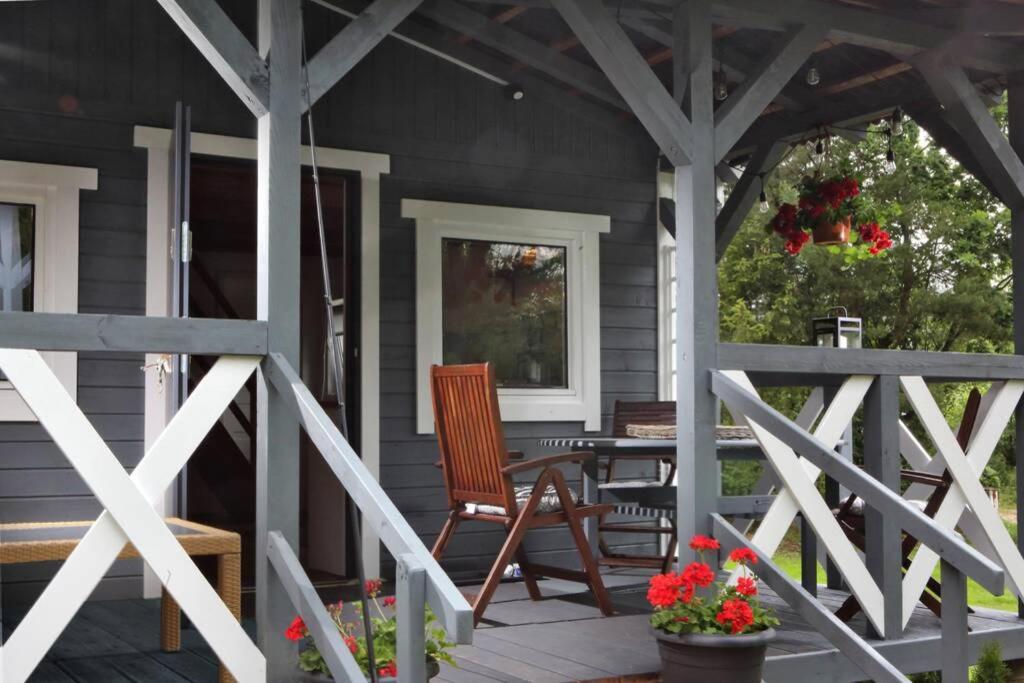 Drewniany domek nad jeziorem w Sitnie - Housity