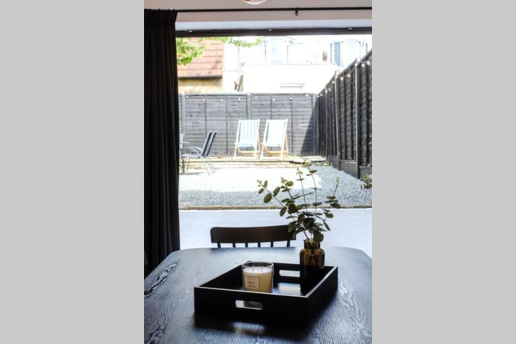 Chic Beach Getaway (sleeps 6) - 4min walk to beach - Housity