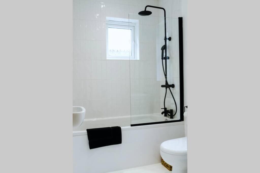 Chic Beach Getaway (sleeps 6) - 4min walk to beach - Housity
