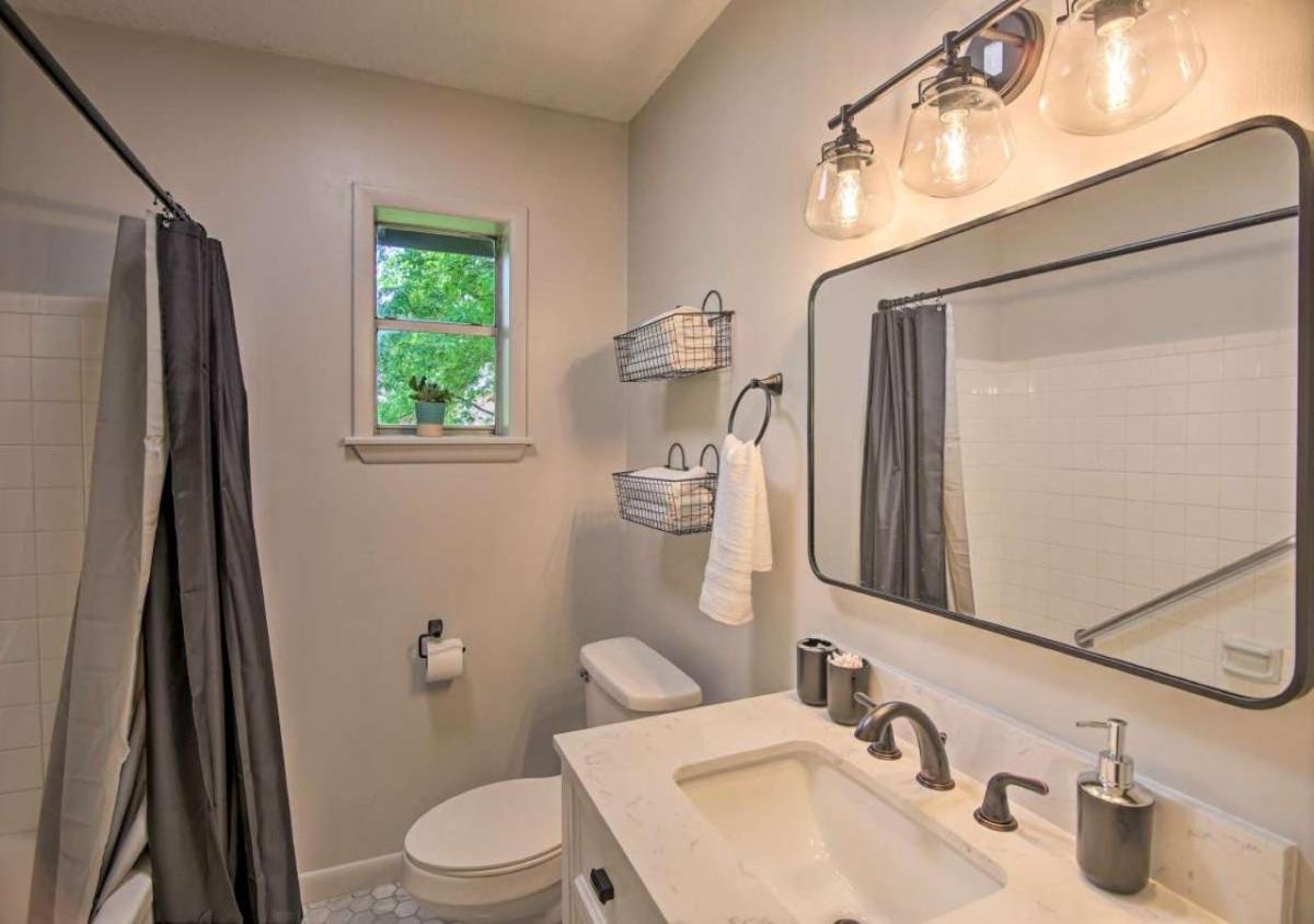 Modern 2BR/1BA Home on Fort Gibson Lake - Housity