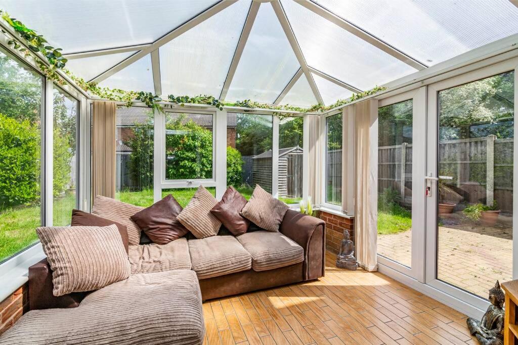 Amazing Hot Tub House with Games Room - Housity